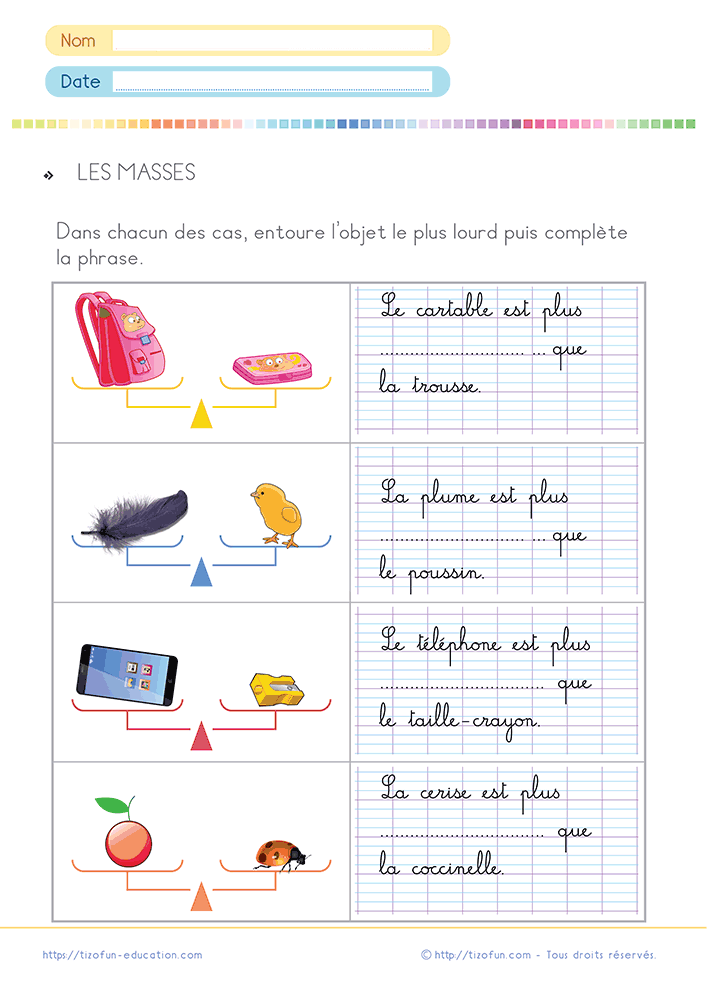 Élève de CP ou CE1 qui compare la masse de plusieurs objets du quotidien à l'aide d'une balance illustrée avant de compléter des phrases descriptives dans une fiche d'exercices sur les mesures de masses.