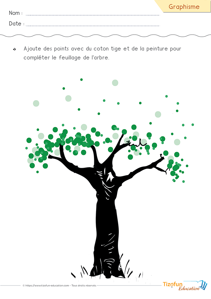 Activité de graphisme sur les points en PS et MS proposant de compléter le feuillage d'un arbre avec des empreintes réalisées au coton-tige et à la peinture.