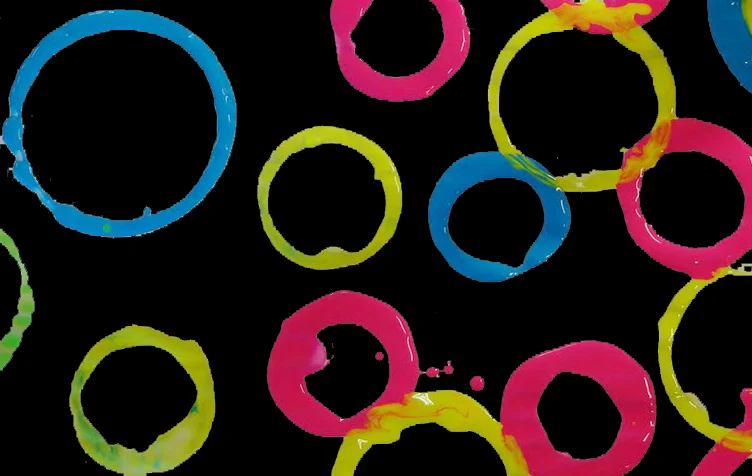 Activité de graphisme montrant des empreintes de ronds colorées réalisées avec de la peinture et des objets circulaires sur un fond noir.