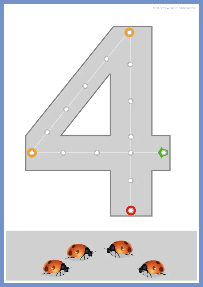 Aperçu de la carte à lacer le chiffre 4, cadre bleu, repères orange, vert et rouge, bande à quatre coccinelles.