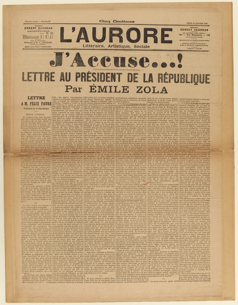 Une de journal ancienne. En haut, le nom du journal, « L'Aurore ». Au-dessous, en très grandes lettres, « J'accuse…! », puis « Lettre au président de la République par Émile Zola ». Le reste de la page est couvert de colonnes de texte serré.